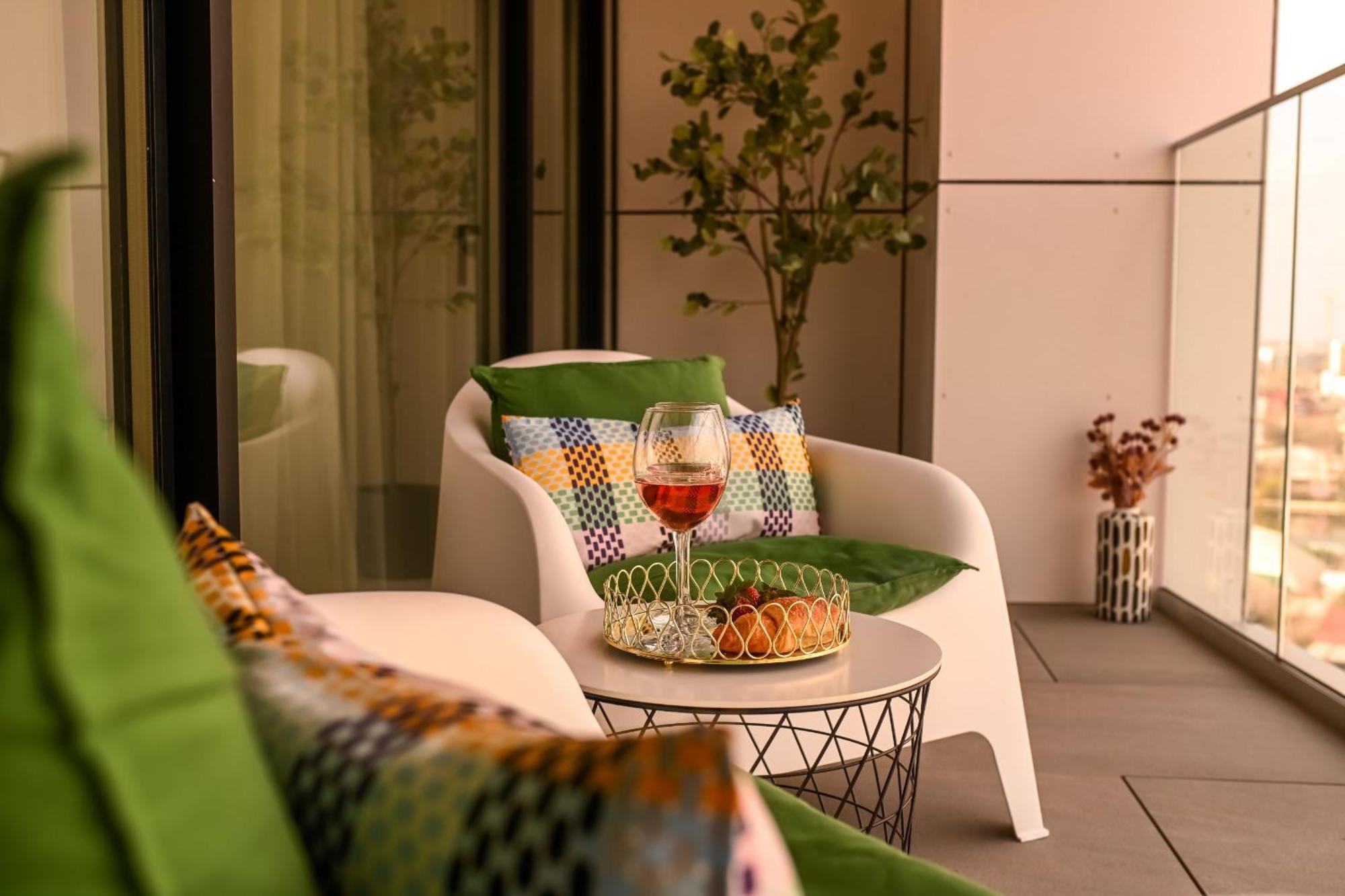 One Verdi Park Exclusive Apartments - Panoramic View & Private Parking 부쿠레슈티 객실 사진