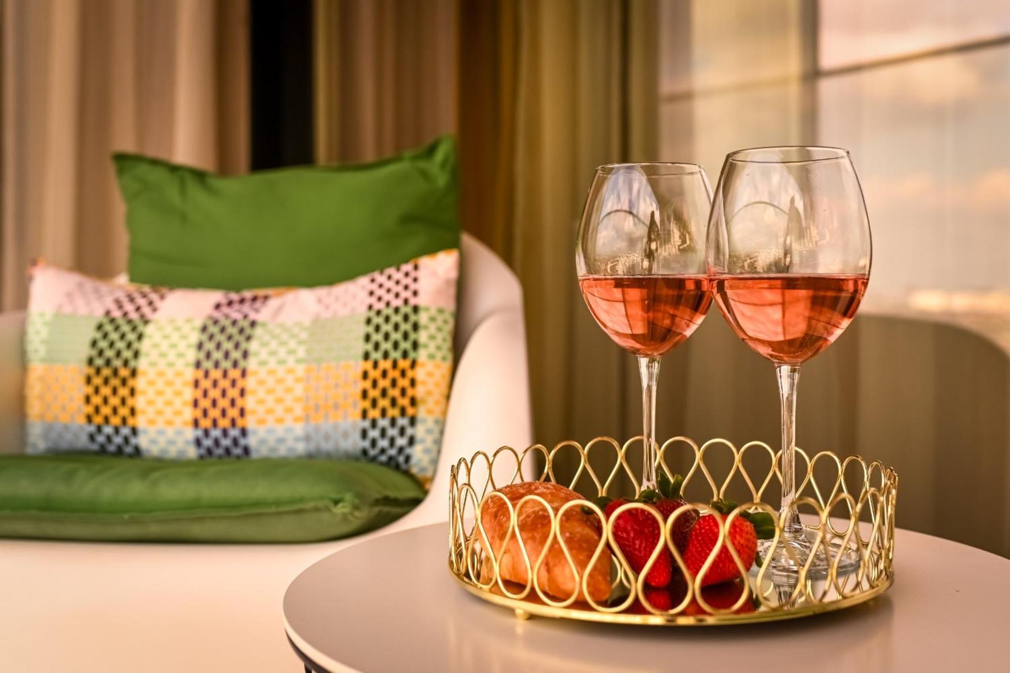 One Verdi Park Exclusive Apartments - Panoramic View & Private Parking 부쿠레슈티 객실 사진