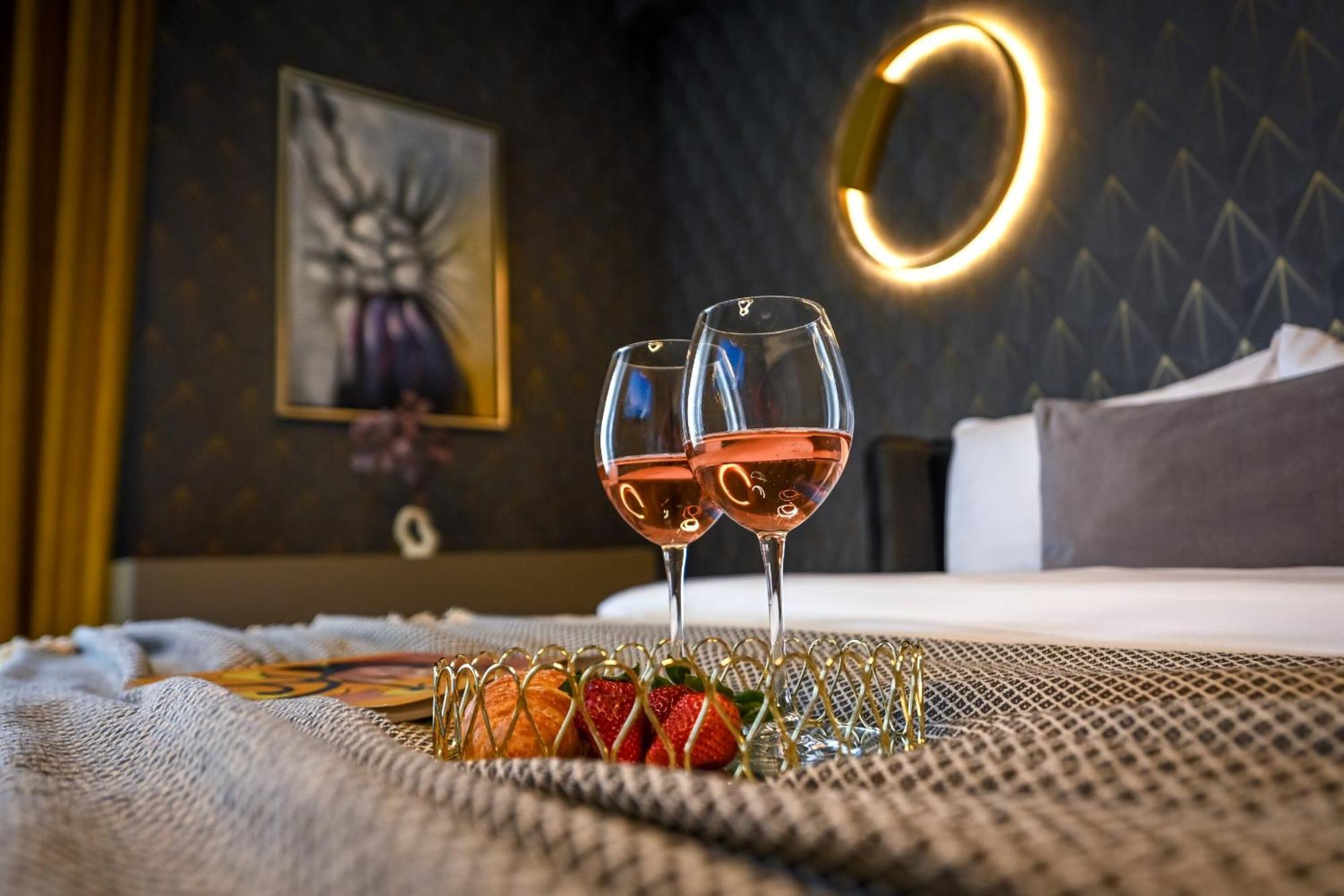 One Verdi Park Exclusive Apartments - Panoramic View & Private Parking 부쿠레슈티 객실 사진