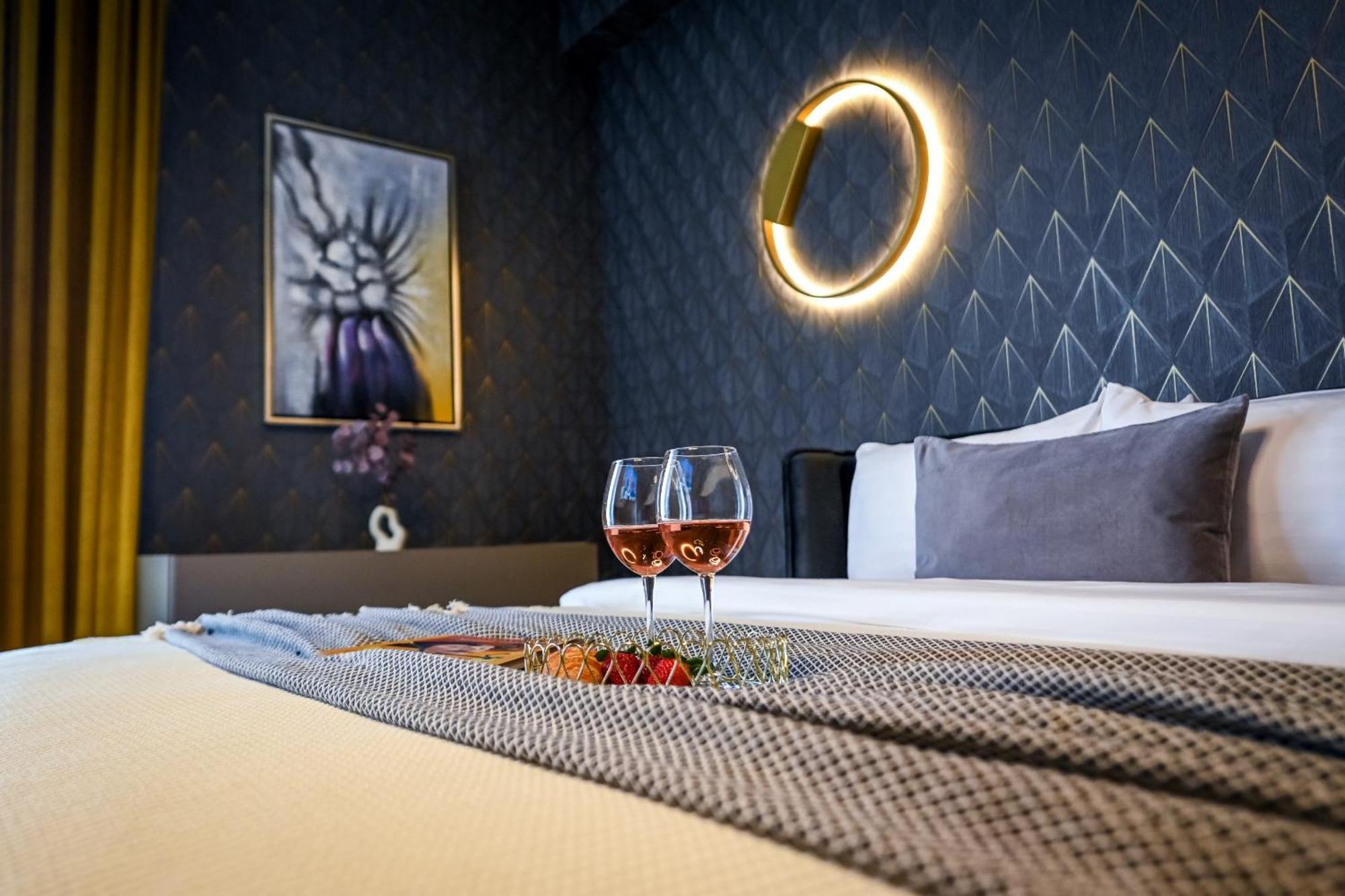 One Verdi Park Exclusive Apartments - Panoramic View & Private Parking 부쿠레슈티 객실 사진